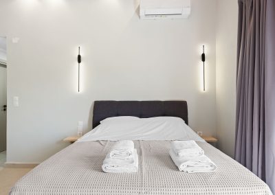 Master bedroom with queen size bed at Villa Margarita in Lefkada